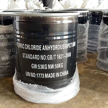 La corona negra pura del 98% cristalizó el cloruro férrico 50kg por los tambores para el tratamiento de aguas